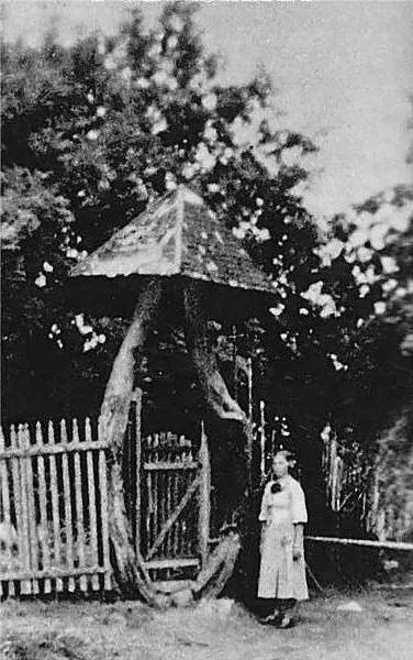 Старинная фотография беседки в форме гриба